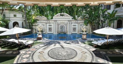 tina versace pictures|who inherited gianni versace estate.